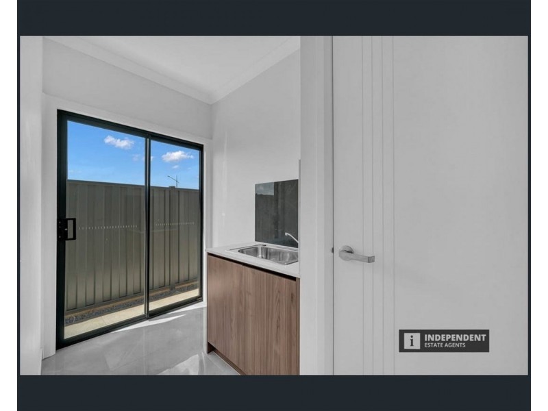 4 Ruff way, Melton South VIC 3338