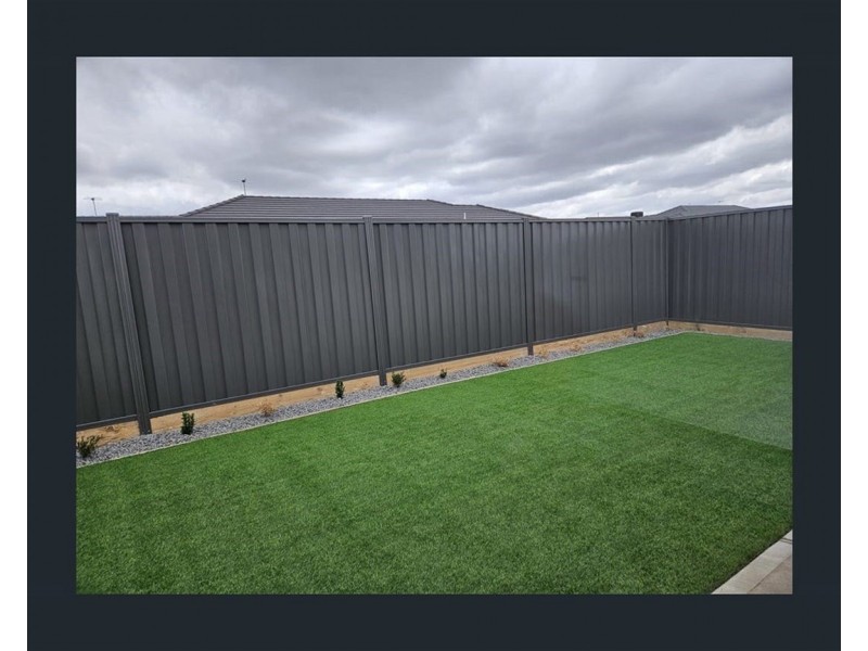 4 Ruff way, Melton South VIC 3338