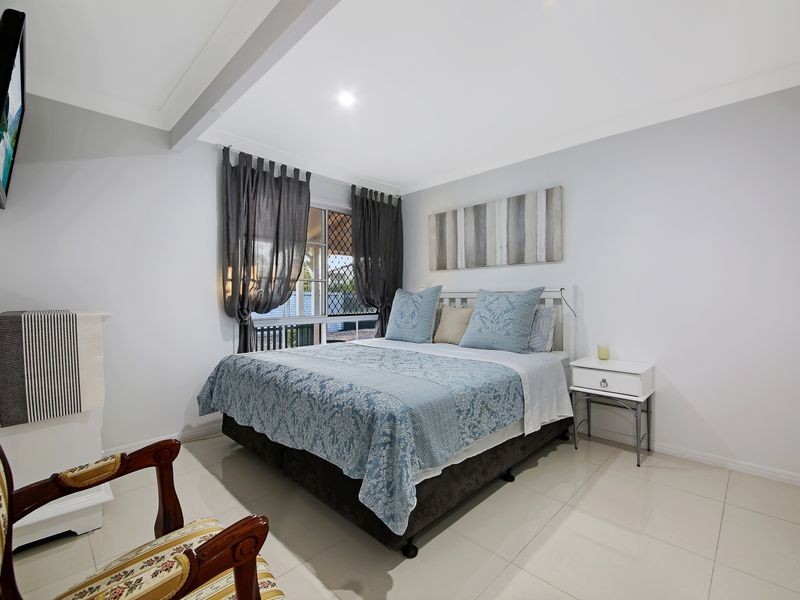 3 Darnay Road, Broadbeach Waters QLD 4218