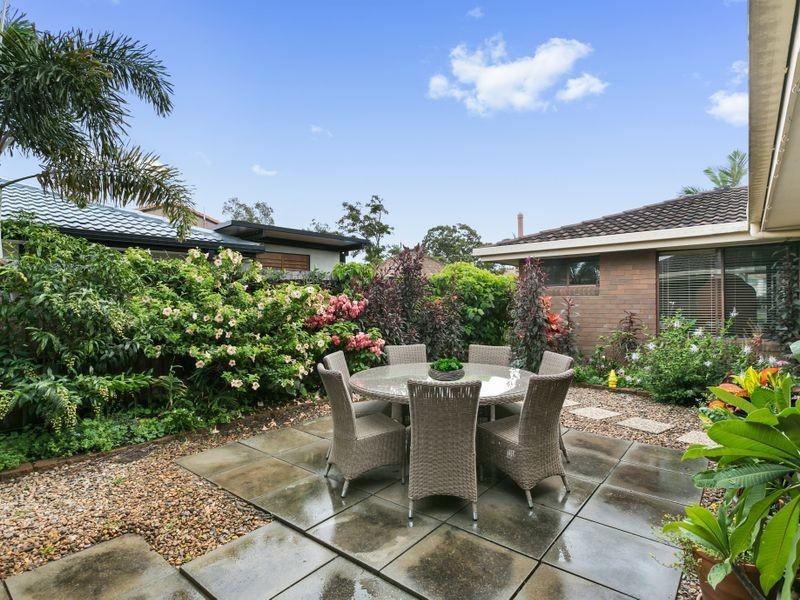 7 Glenbrook Avenue, Benowa Waters QLD 4217