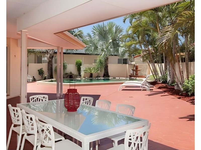 34 Christa Way, Benowa QLD 4217