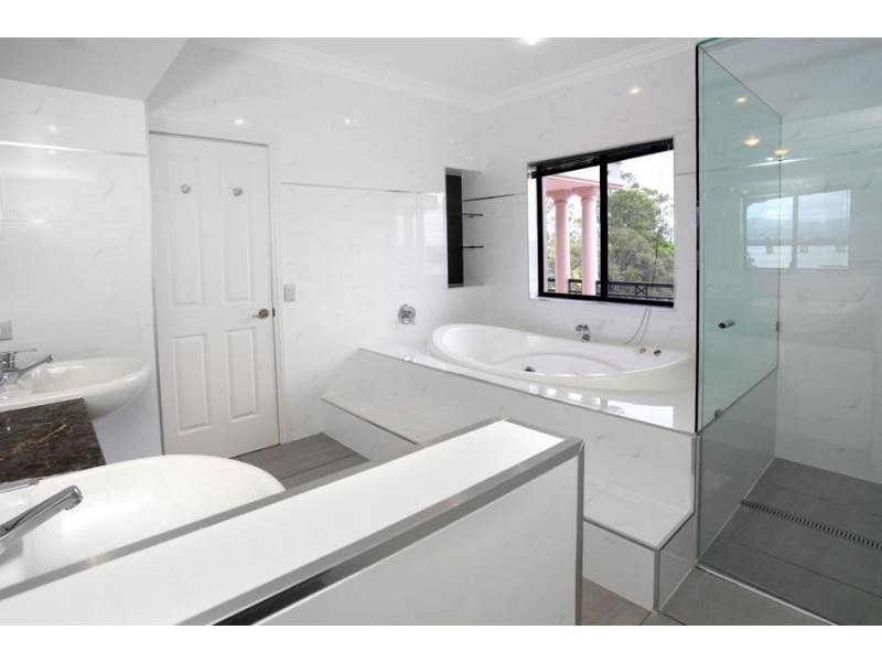 3138 Riverleigh Drive, Hope Island QLD 4212