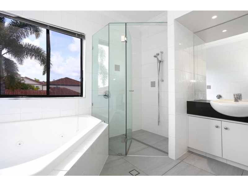 3138 Riverleigh Drive, Hope Island QLD 4212