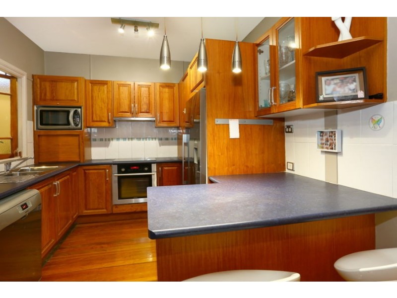 36 Lind Avenue, Southport QLD 4215