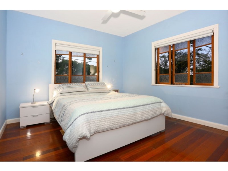 36 Lind Avenue, Southport QLD 4215