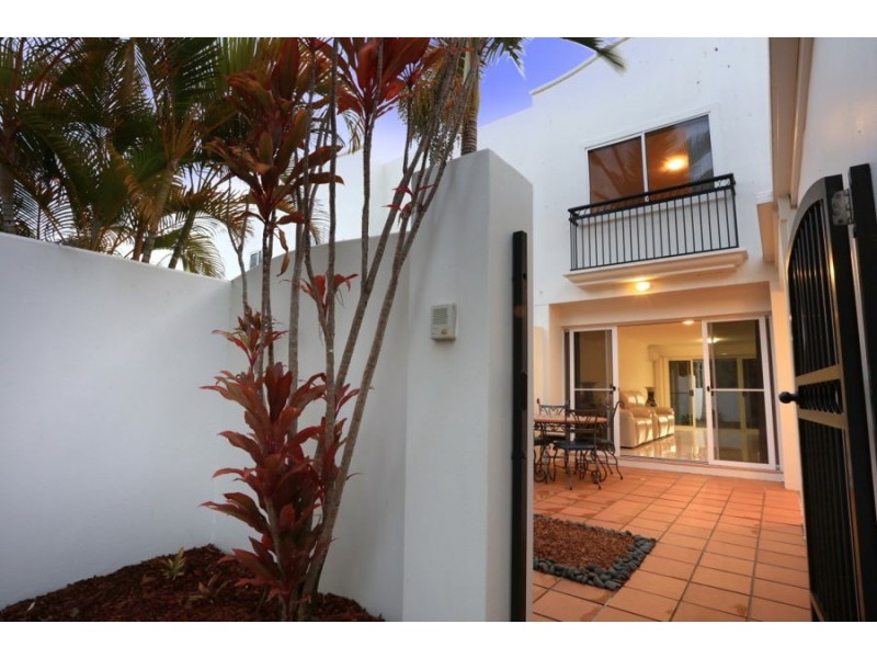 8/100 Cotlew Street East, Southport QLD 4215