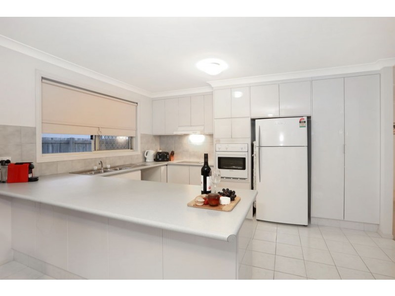 31 Warbler Pde, Varsity Lakes QLD 4227