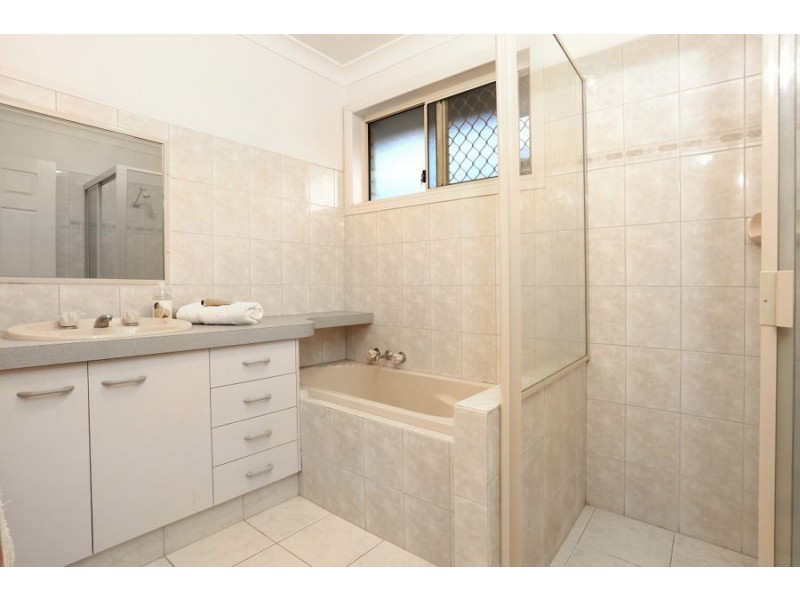 31 Warbler Pde, Varsity Lakes QLD 4227