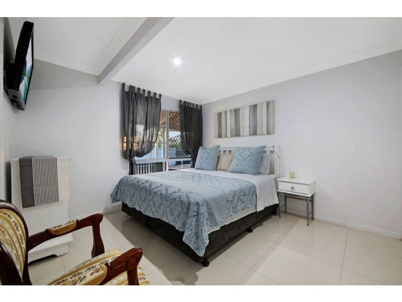 3 Darnay Road, Broadbeach Waters QLD 4218