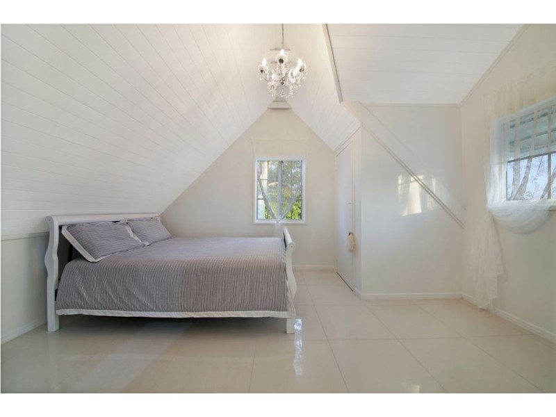 3 Darnay Road, Broadbeach Waters QLD 4218
