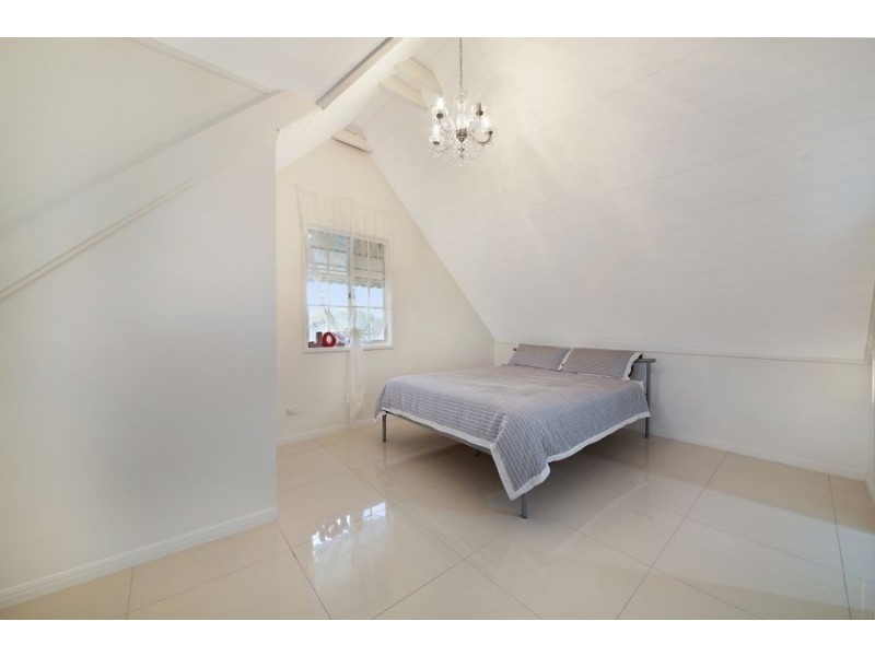 3 Darnay Road, Broadbeach Waters QLD 4218