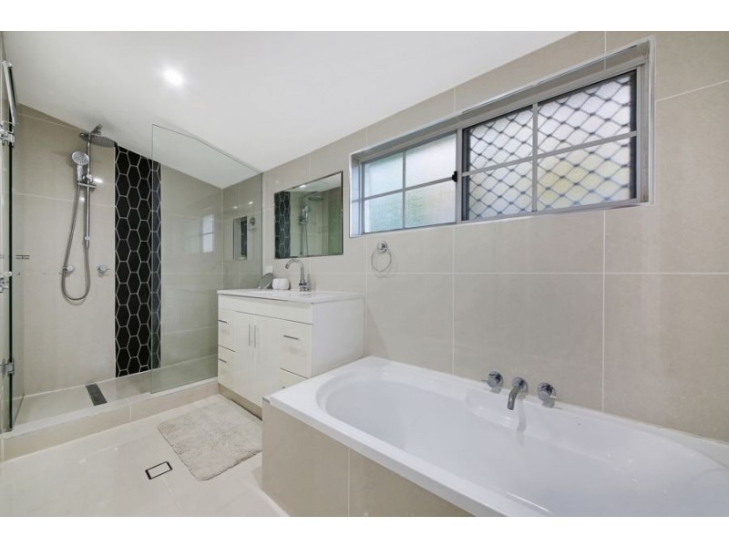 3 Darnay Road, Broadbeach Waters QLD 4218