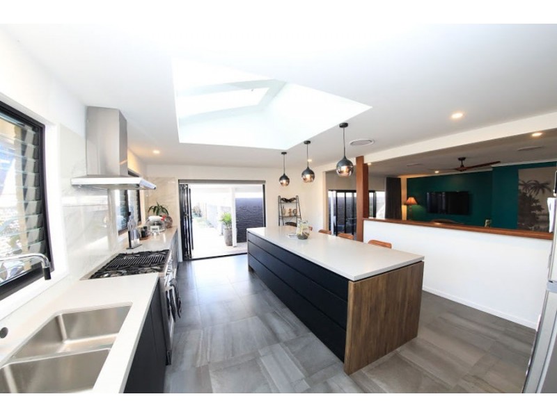 15 Savoy Drive, Broadbeach Waters QLD 4218