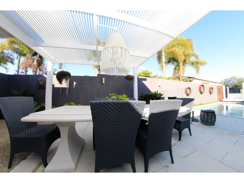 15 Savoy Drive, Broadbeach Waters QLD 4218