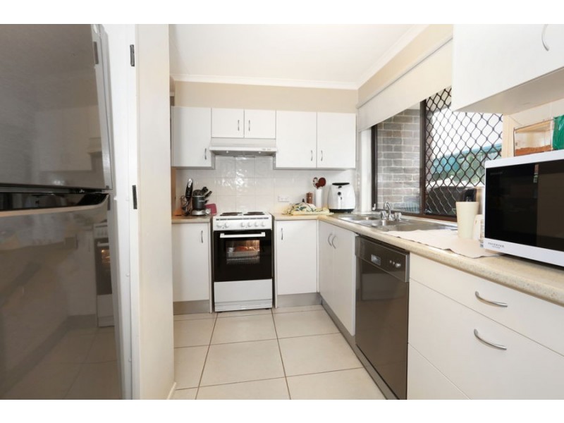 2/191 Olsen Ave, Labrador QLD 4215