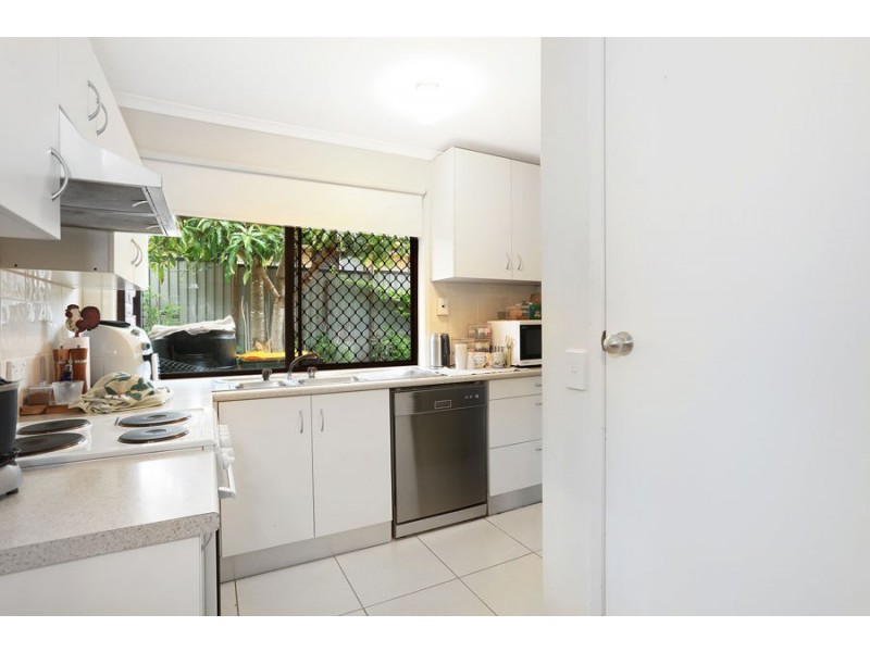 2/191 Olsen Ave, Labrador QLD 4215