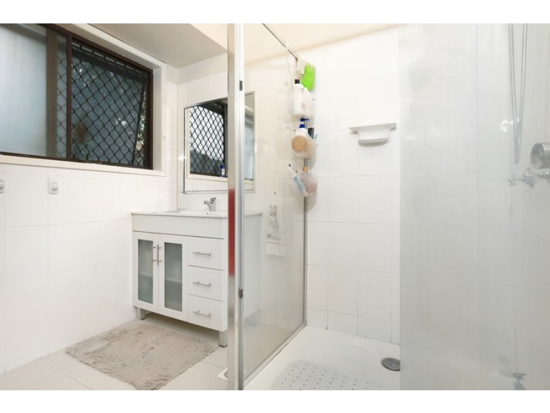 2/191 Olsen Ave, Labrador QLD 4215