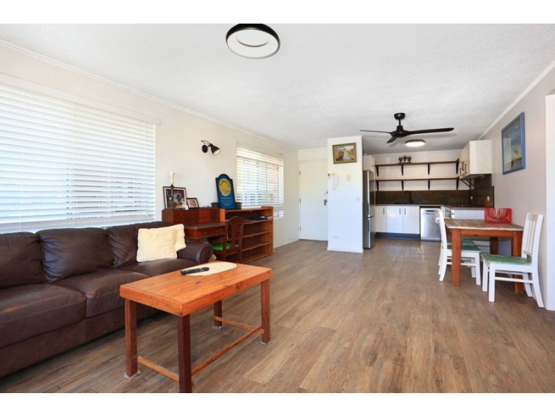 5/8 Nyrang Ave, Palm Beach QLD 4221