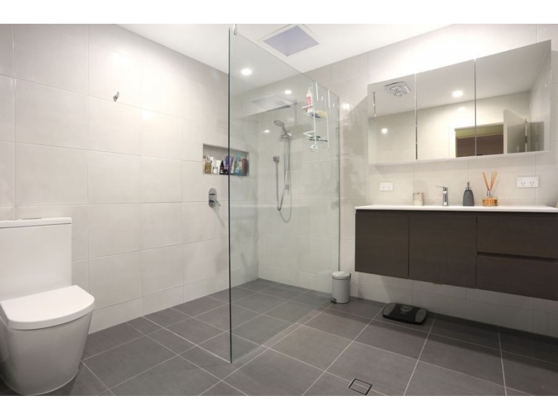 104 Kindra Ave, Southport QLD 4215