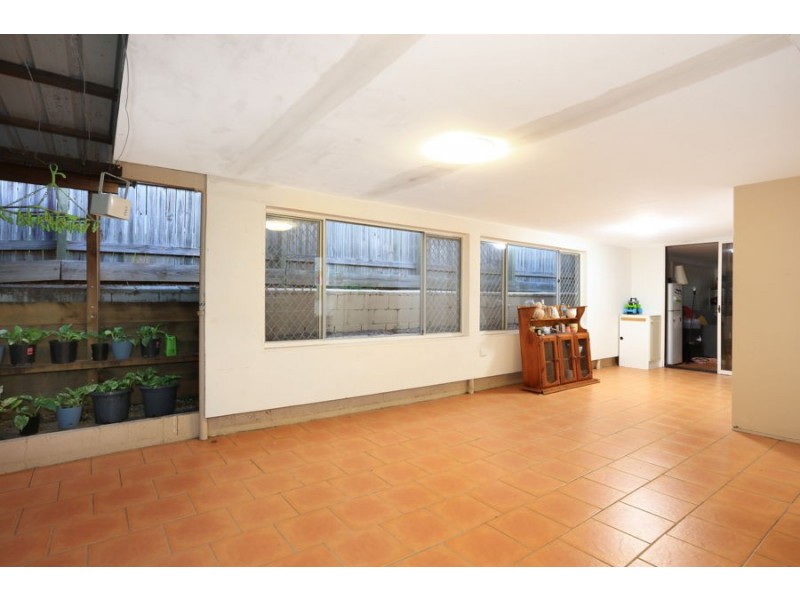 104 Kindra Ave, Southport QLD 4215