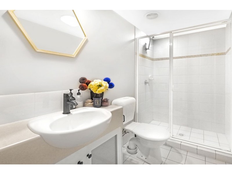 8/142 Stanhill Drive, Chevron Island QLD 4217