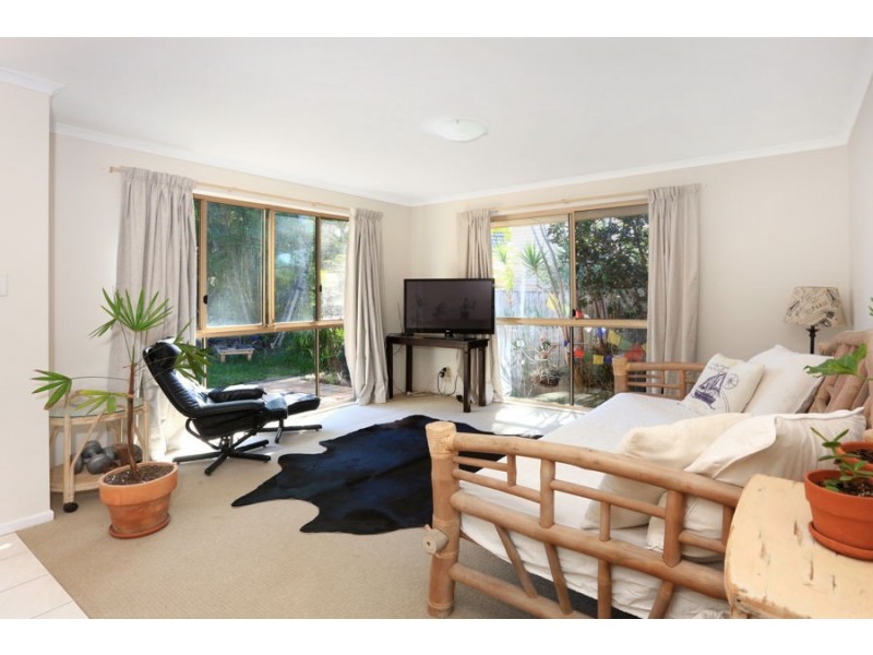 16 Golden Crescent, Southport QLD 4215