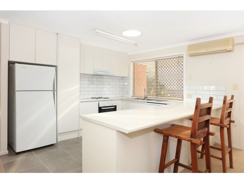 16 Golden Crescent, Southport QLD 4215