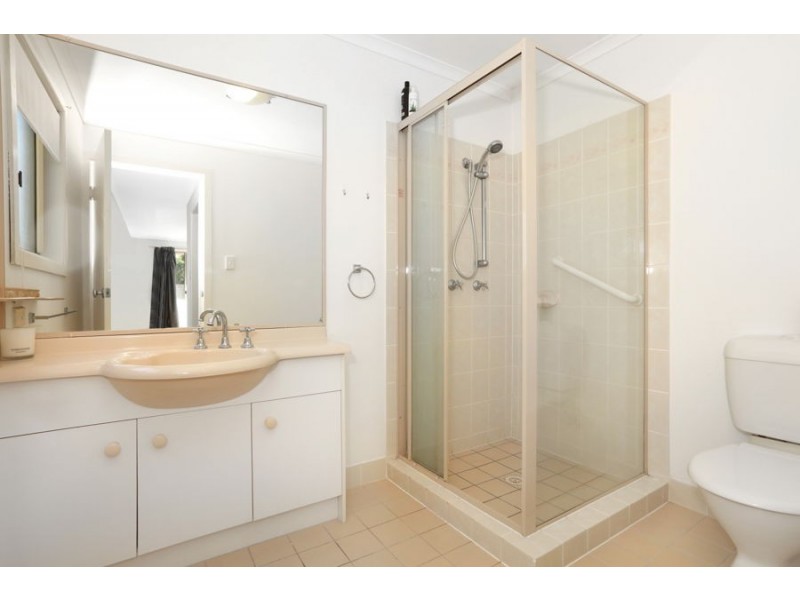 16 Golden Crescent, Southport QLD 4215