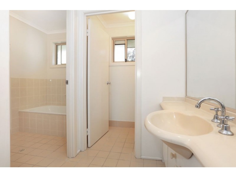 16 Golden Crescent, Southport QLD 4215