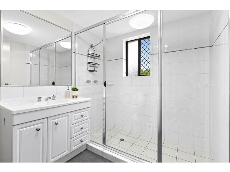 4/2 Johnston Street, Southport QLD 4215