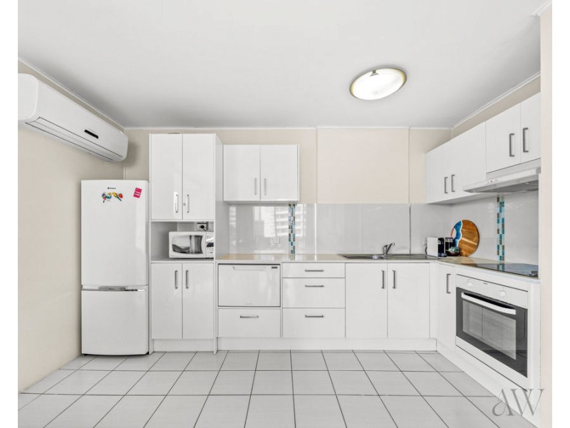 601/2 Queensland Avenue, Broadbeach QLD 4218