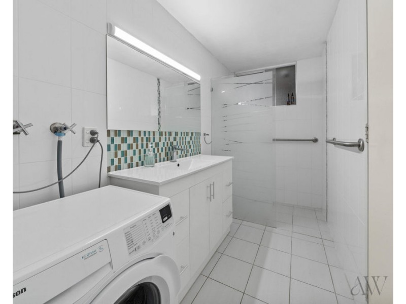 601/2 Queensland Avenue, Broadbeach QLD 4218