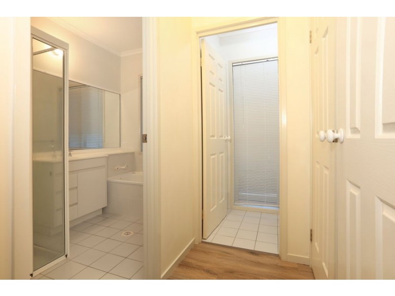 1 Parkmore Close, Robina QLD 4226