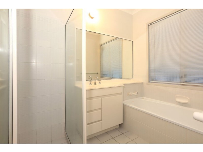 1 Parkmore Close, Robina QLD 4226