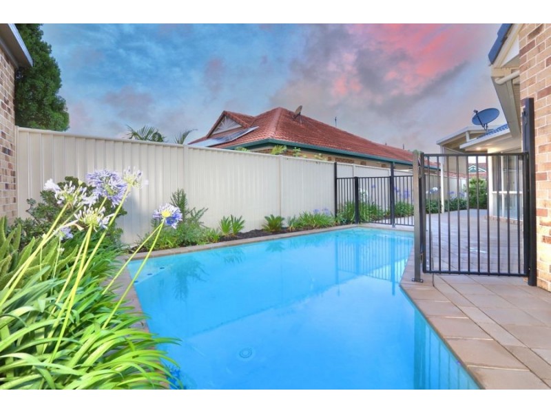 1 Parkmore Close, Robina QLD 4226