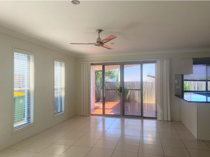 3/8 Fourth Avenue, Labrador QLD 4215