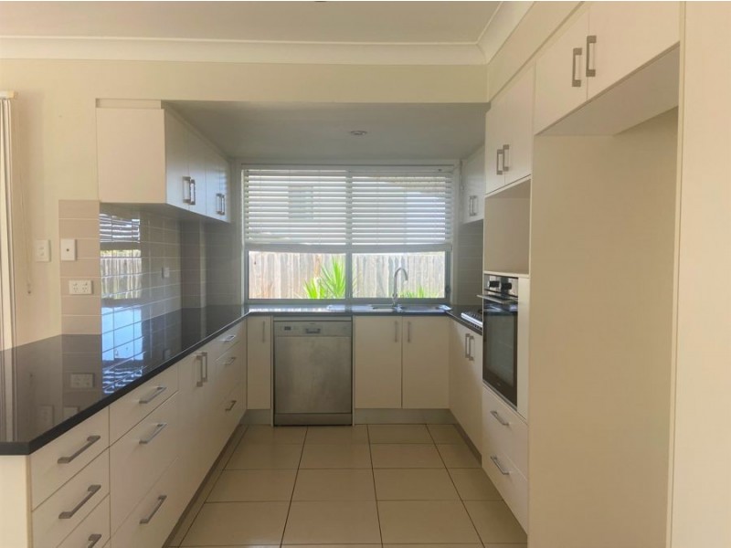 3/8 Fourth Avenue, Labrador QLD 4215