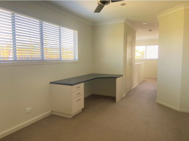 3/8 Fourth Avenue, Labrador QLD 4215