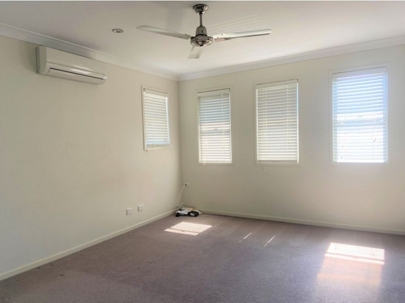 3/8 Fourth Avenue, Labrador QLD 4215