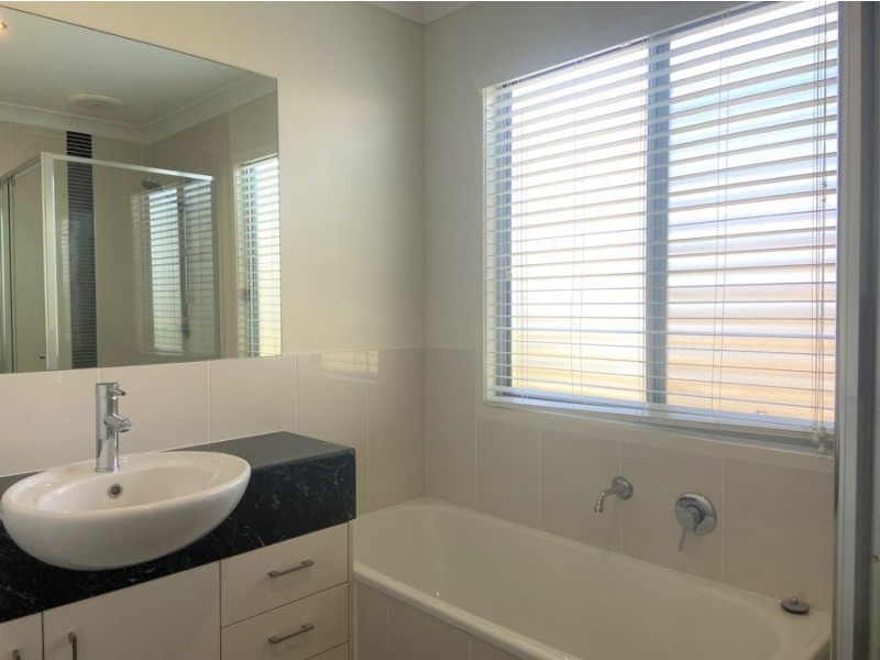 3/8 Fourth Avenue, Labrador QLD 4215