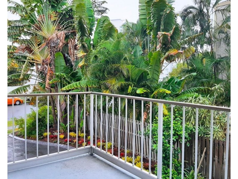 2/8 Baker Avenue, Labrador QLD 4215