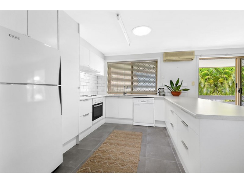 16 Golden Crescent, Southport QLD 4215