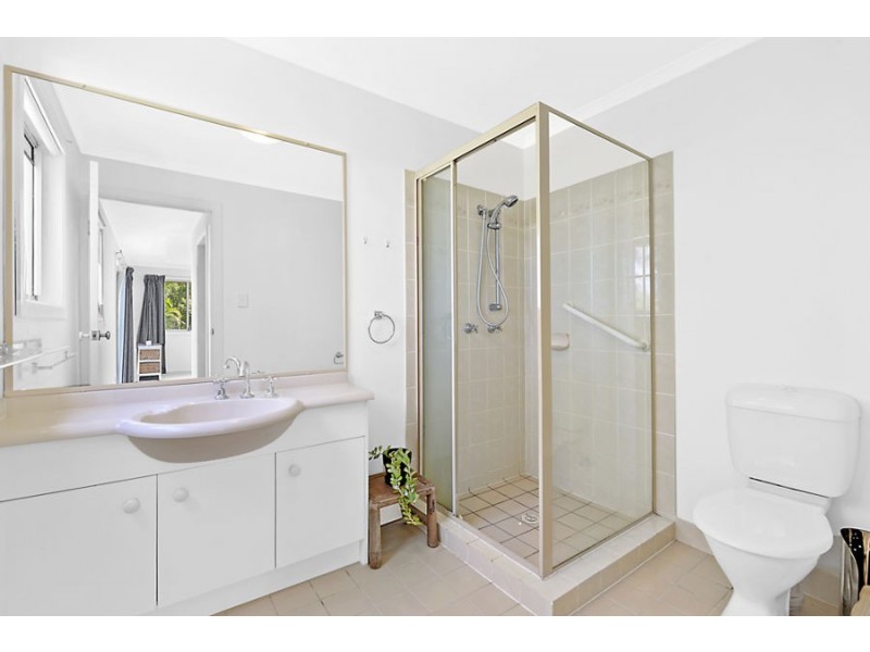 16 Golden Crescent, Southport QLD 4215