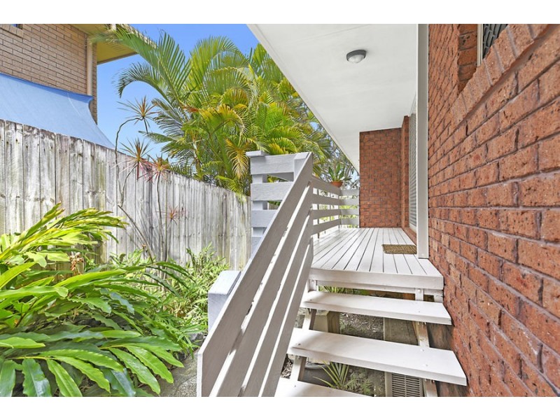 16 Golden Crescent, Southport QLD 4215