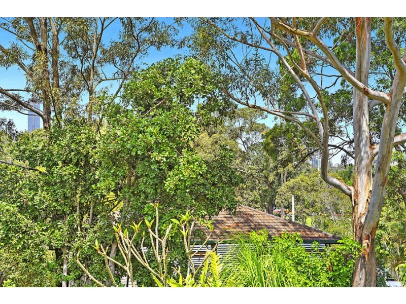 16 Golden Crescent, Southport QLD 4215