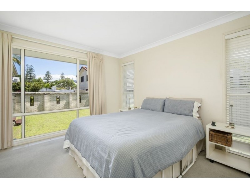 27 Allambi Avenue, Broadbeach Waters QLD 4218