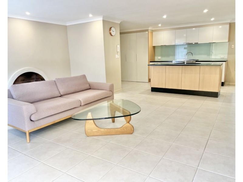 8 Atlas Crescent, Benowa QLD 4217