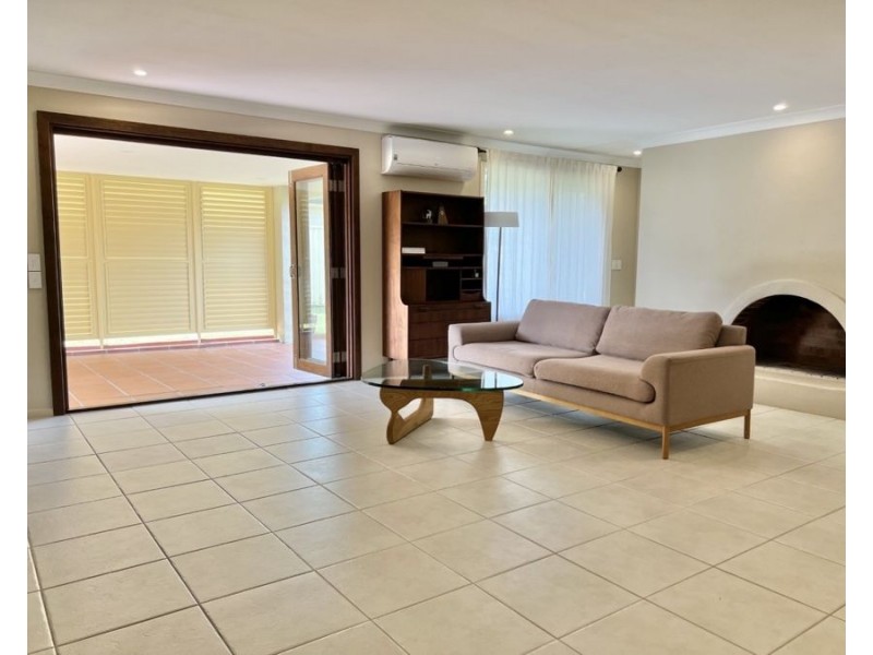 8 Atlas Crescent, Benowa QLD 4217