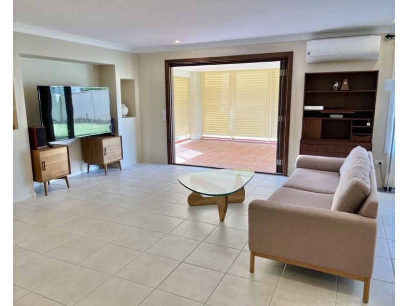 8 Atlas Crescent, Benowa QLD 4217