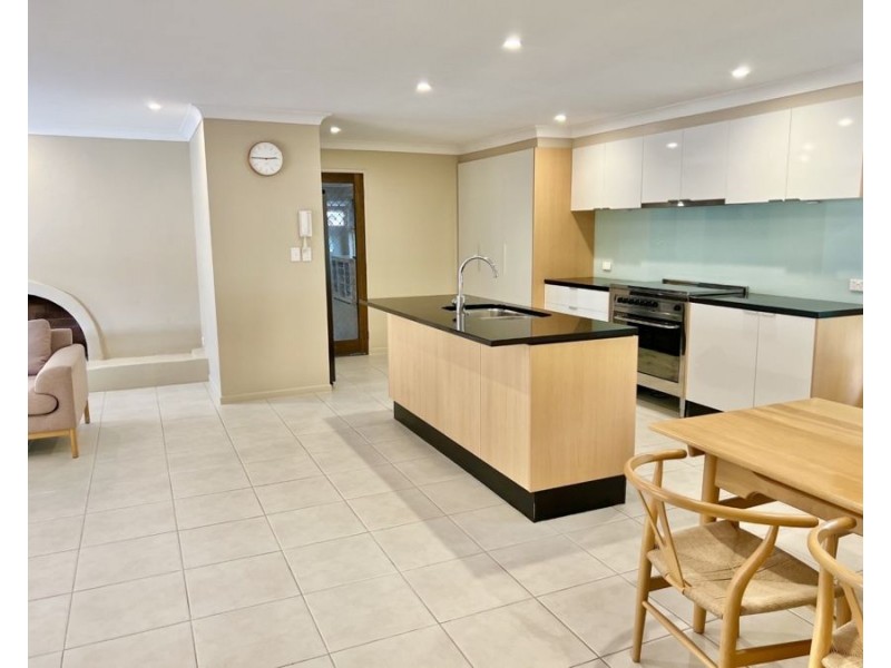 8 Atlas Crescent, Benowa QLD 4217